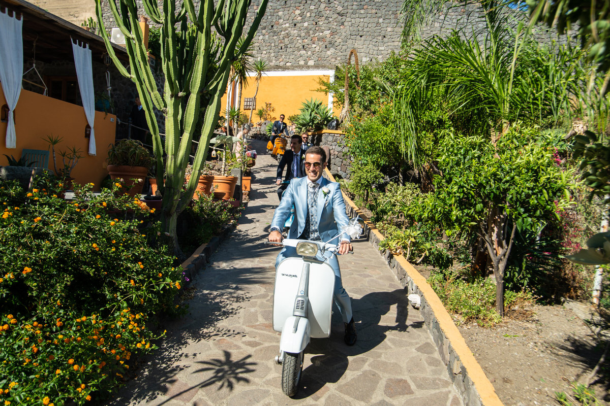 partenza casa sposo in vespa