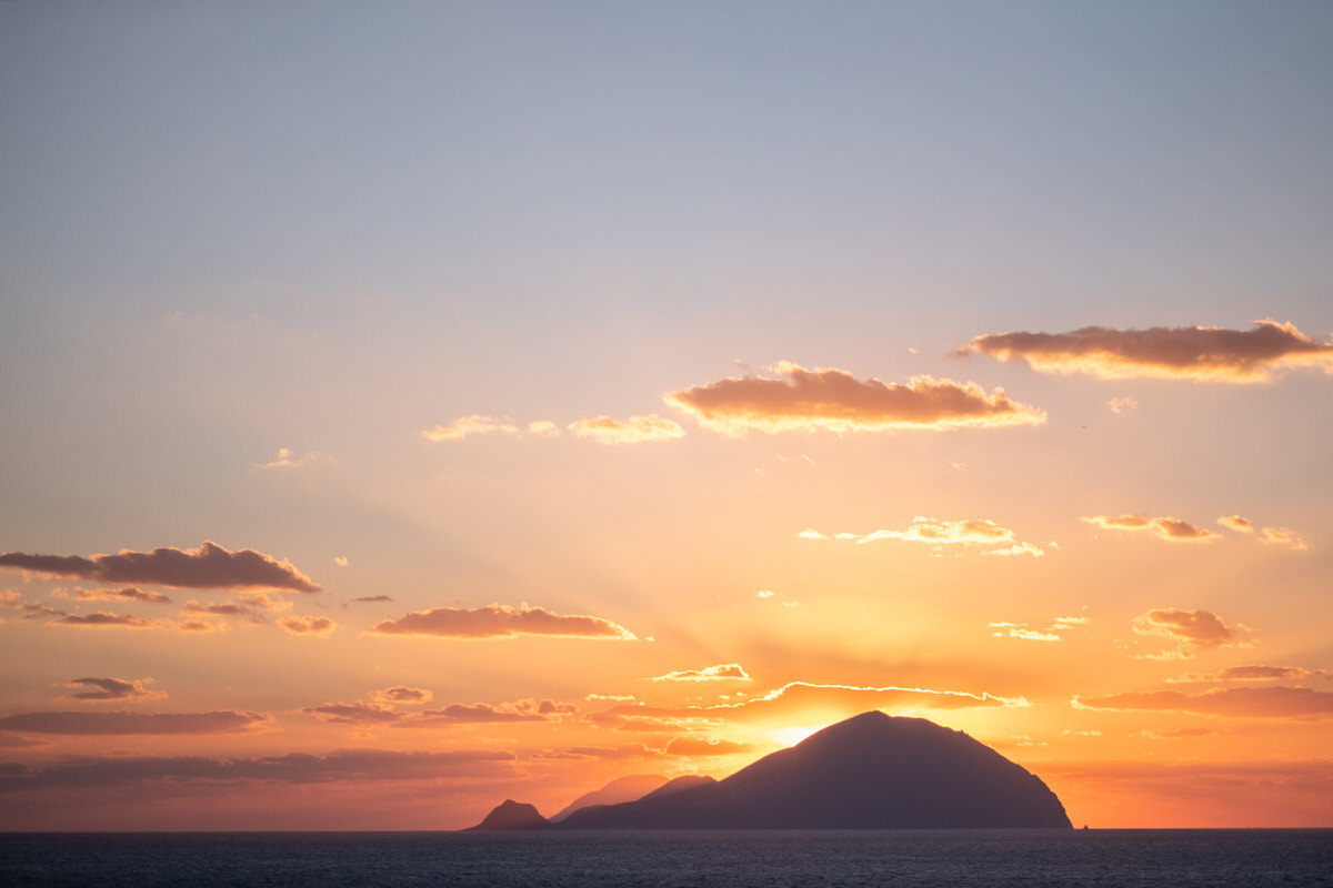 tramonto dal belvedere di pollara con sfondo filicudi